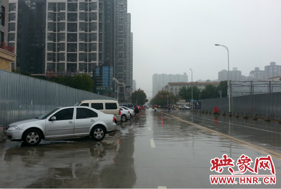 在新開通的東明路上,仍有多數私家車違規(guī)停車。