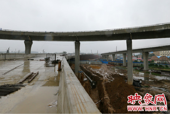 京廣快速路二期北延工程北三環(huán)京廣路立交橋雛形顯現(xiàn)。