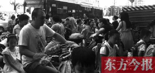9月4日下午，文化路一小附近，大批陪讀家長(zhǎng)接孩子。