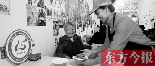 9月29日，輕院社區(qū)的“空巢老人”荊阿姨在一家飯店免費吃午餐