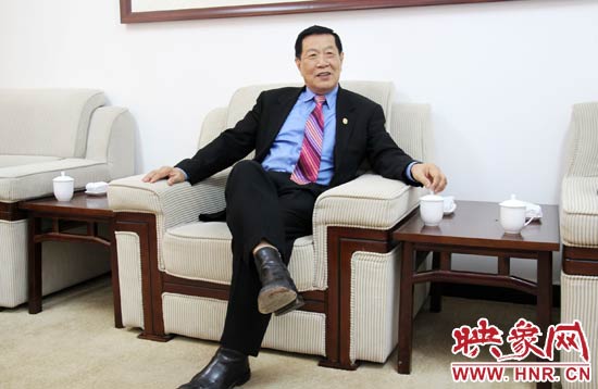 以精湛讀到的刑偵鑒識(shí)技術(shù)享譽(yù)國際的李昌鈺博士，被譽(yù)為“當(dāng)代福爾摩斯”。