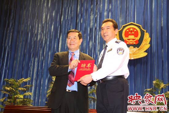 在歡迎儀式上，李昌鈺博士從鐵路警察學(xué)院院長郝宏奎手中接過了客座教授的聘書。