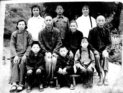 1970年，何兆勝一家人在荊門合影，中排左二為何兆勝。