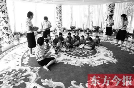 鄭州一幼兒園里的孩子在老師的帶領(lǐng)下讀《論語》。