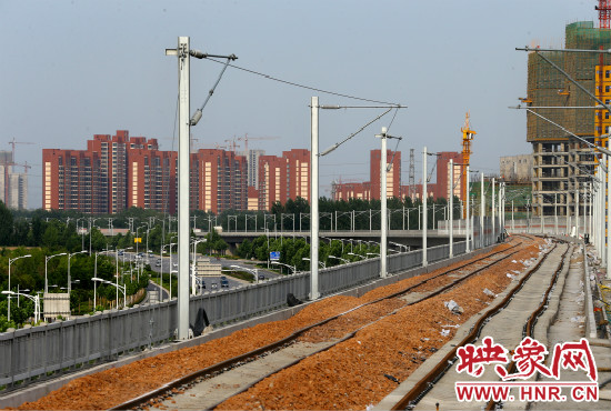 現(xiàn)代化的城際鐵路為日新月異的城市發(fā)展帶來(lái)了新的活力。