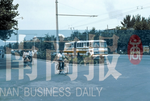 1983年的建設(shè)路，已經(jīng)有了電車