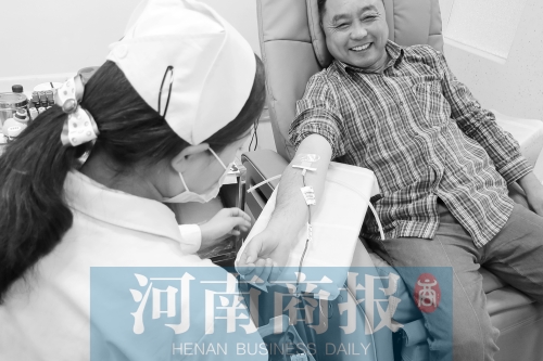 昨天，有市民看了商報報道后，前往獻(xiàn)血點(diǎn)獻(xiàn)血 記者 張郁/攝