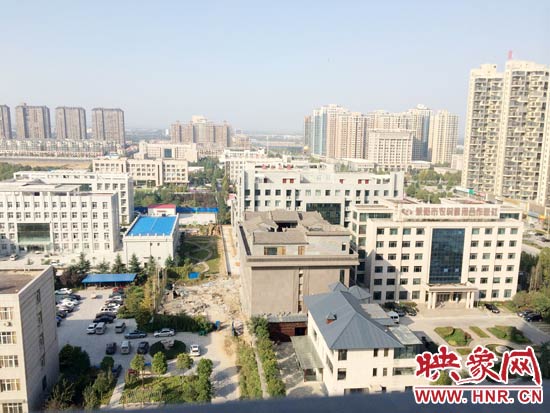 一座4層的建筑樓頂蓋上了四合院。