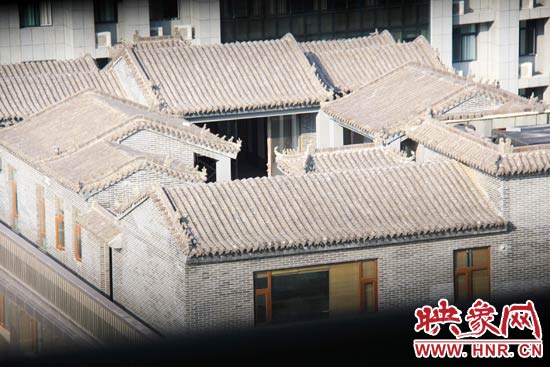 這座建筑里面的裝修奢華考究，門窗和吊頂均為紅木。