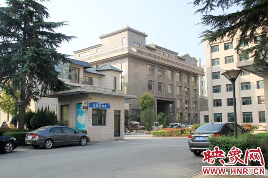 據(jù)這座建筑的一名工作人員稱，整座建筑為海龍集團(tuán)所有，房屋建成之后用作公司紅木家具展示。