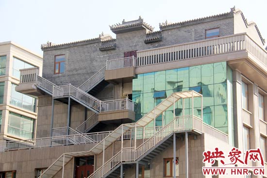 這座建筑的背面，已建好步梯。