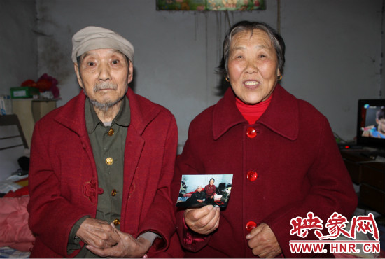 兩位老人的心愿就是能有一張金婚照。