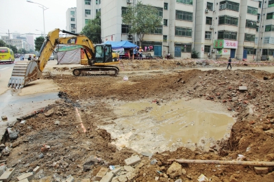 漢江路與行云路口，施工挖斷天然氣管道。