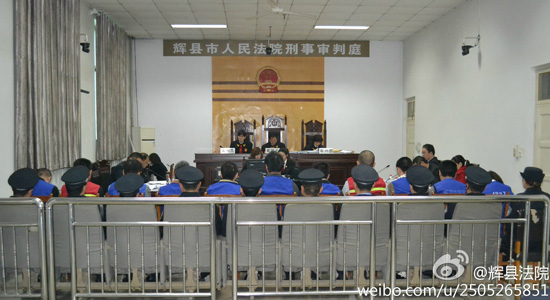 今天上午9：00，鄭州“皇家一號(hào)”系列案被告人賈某某等十一人涉嫌協(xié)助組織賣淫罪一案在輝縣市人民法院2