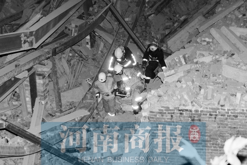 昨晚8點30分，消防員從廢墟中救出一名被埋者