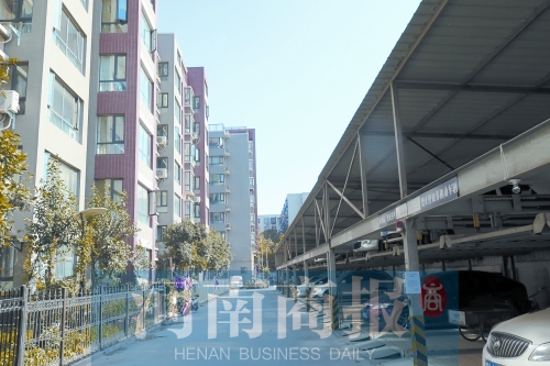 鄭州建設(shè)西路與工農(nóng)路交叉口西北角附近一小區(qū)內(nèi)，立體車庫已投入使用