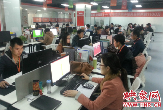 河南省電子商務(wù)產(chǎn)業(yè)園里，電商運(yùn)營(yíng)商河南杰夫成交3500萬(wàn)元，其中淘寶河南館占了七成。