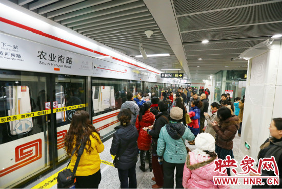 鄭州地鐵1號(hào)線載客量日均達(dá)22萬(wàn)人次。