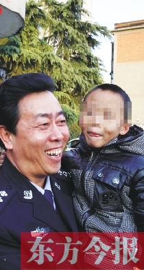 林州市公安局長趙峰抱著滿臉笑容的曉宇（化名），也露出了笑容
