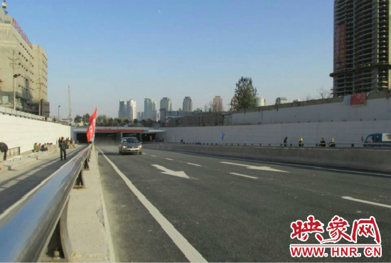 紅專路下穿中州大道隧道工程西起紅專路與姚寨路交叉口，東至紅專路與龍湖外環(huán)路交叉口。