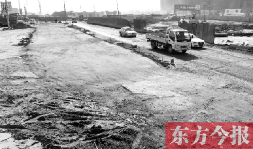 昨日，今報連續(xù)報道的鄭州南四環(huán)柴郭轉(zhuǎn)盤附近的大坑已基本填平