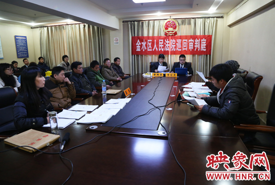 12月2日上午9點，鄭州市金水區(qū)法院將法庭搬到了經(jīng)八路辦事處，并案審理了這6起勞務(wù)糾紛案件。