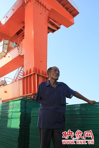 2014年7月31日，淅川縣九重鎮(zhèn)陶岔村獨(dú)臂護(hù)水員李進(jìn)群在淅川渠首。