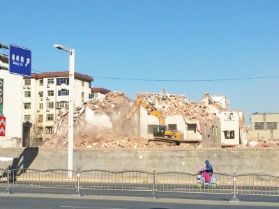 航海路秦嶺路口的閆垌村拆遷現(xiàn)場，看不到防塵措施。
