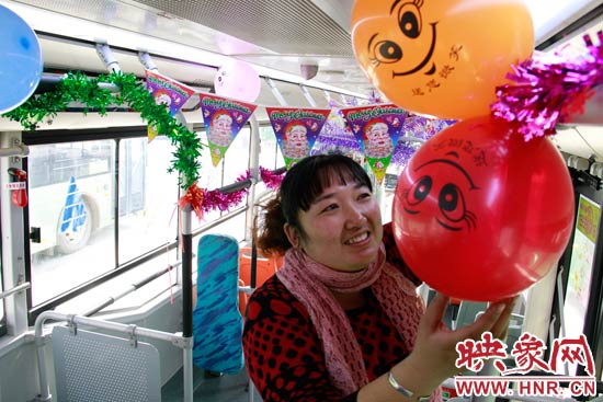 鄭州快速公交B3區(qū)間線車長(zhǎng)李鵬云在車廂里懸掛氣球，布置圣誕車廂，營(yíng)造歡樂(lè)圣誕氛圍