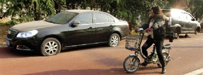 緊臨西三環(huán)一小區(qū)門口停的轎車，8輛車車胎被扎