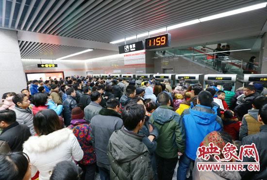地鐵開通首日，上午十一點(diǎn)五十九分，紫荊山地鐵站售票機(jī)前擠滿了買票的市民。
