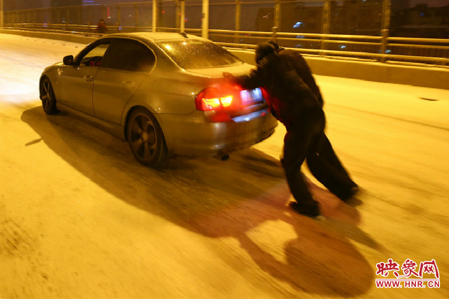 兩位“推車人”奮力的推著小車上橋。