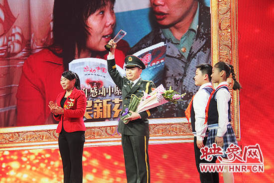 中國(guó)人民解放軍71352部隊(duì)19分隊(duì)管理員王留杰上臺(tái)接受頒獎(jiǎng)。