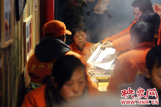 鄭州黃河路衛(wèi)生路附近一家火鍋店，宴請130名環(huán)衛(wèi)工人吃火鍋。