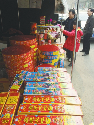 一家鞭炮攤兒前，只有少數(shù)人駐足購買。