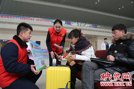 邀請旅客掃二維碼參加活動。