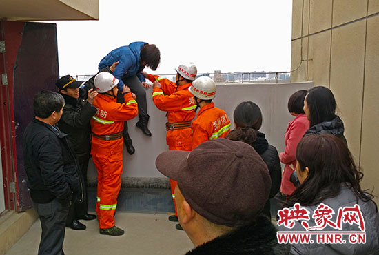 消防隊(duì)員和巡防隊(duì)員、民警將最后一名女子從樓頂救下。