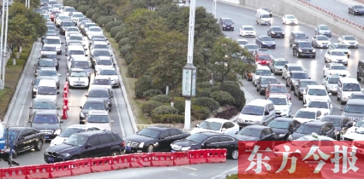 昨日，鄭州市福元路，車輛在僅剩的一條5米寬車道上堵得“不亦樂乎”
