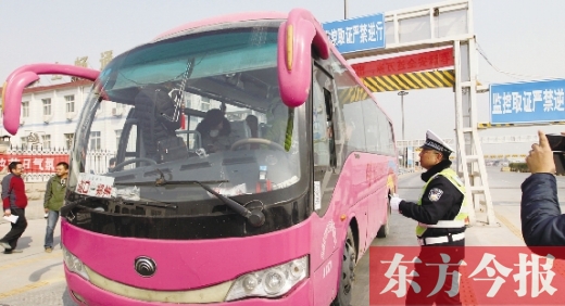 鄭州交警在鄭州黃河大橋安裝“機(jī)動(dòng)車(chē)緝查布控系統(tǒng)”嚴(yán)查違法運(yùn)輸行為，確保旅客安全。