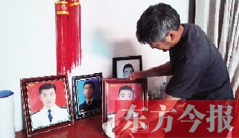 沉浸在悲痛之中的魯有海，擦拭著孩子的遺照