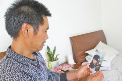 46歲的山村農(nóng)民祁振崗在失去兒子的同時(shí)，又陷入了“沒錢帶兒子回家”的揪心之痛中。