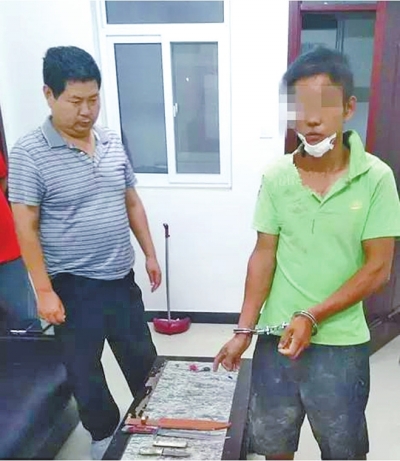 犯罪嫌疑人張某某（右）被抓時(shí)，挎包中被搜出兩把長約30厘米的尖刀