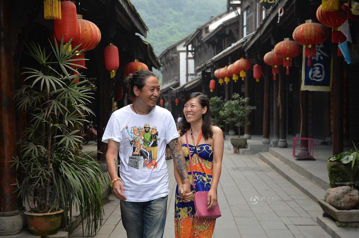 圖為7月20日，顧少?gòu)?qiáng)和老公于夫在成都街子古鎮(zhèn)，兩人剛于7月6日登記結(jié)婚。王勤/CFP