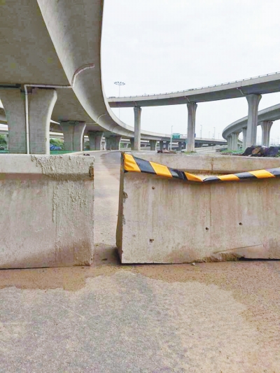 京廣快速路北延地面道路北三環(huán)入口處，一排石墩擋道，不讓入內。