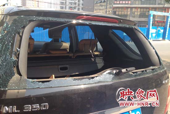 奔馳車夜停路邊被砸，損失萬元以上