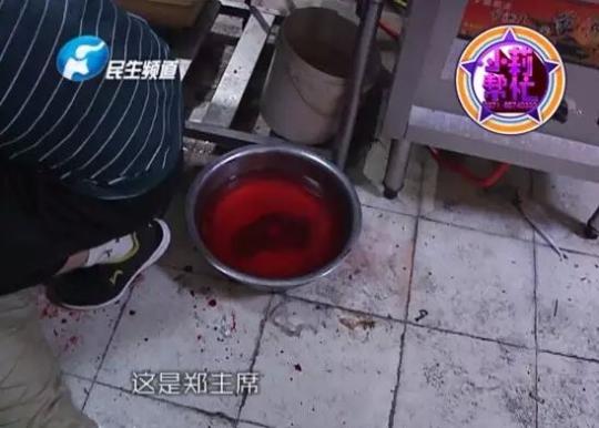 老板竟突然在廚房?jī)?nèi)割腕自殺!發(fā)現(xiàn)意外情況后，小莉趕緊對(duì)傷者進(jìn)行包扎，并撥打了120急救電話。