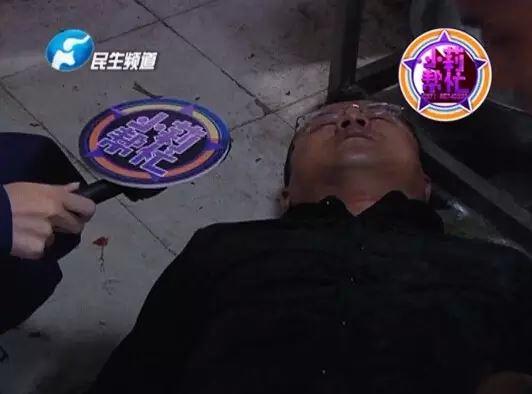 老板竟突然在廚房?jī)?nèi)割腕自殺!發(fā)現(xiàn)意外情況后，小莉趕緊對(duì)傷者進(jìn)行包扎，并撥打了120急救電話。