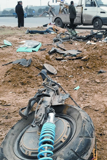 現(xiàn)場散落大量電動車碎片，車輪已完全脫離車體，可見當時車禍的慘烈程度