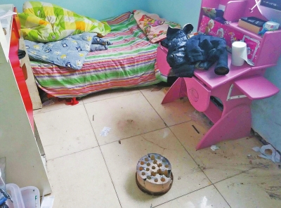 在理發(fā)店死者居住的臥室內(nèi)，地上放有一個(gè)大煤球。