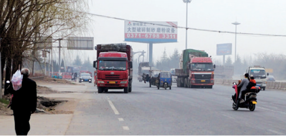 距離事故現(xiàn)場(chǎng)不遠(yuǎn)，仍有人騎電動(dòng)車帶著孩子橫穿馬路